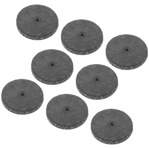 Puede incluir: Siete discos de lija grises con un agujero en el centro. Los discos están hechos de un material rugoso y están diseñados para lijar y pulir.