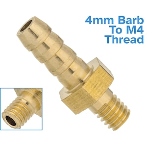 Puede incluir: Un racor de latón de 4 mm de barb a rosca M4. El racor tiene una tuerca hexagonal en un extremo y una barb de 4 mm en el otro extremo.