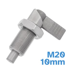 Puede incluir: Pestillo de metal plateado con un eje roscado y una manija de palanca. El pestillo está etiquetado como "M20 10mm".
