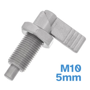 Puede incluir: Pestillo de metal plateado con un eje roscado y una manija de palanca. El pestillo está etiquetado como "M10 5mm".