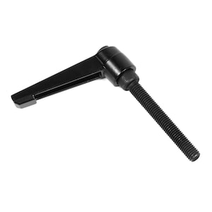 Puede incluir: Manija de palanca de metal negro con un eje roscado. La manija está diseñada para apretar y aflojar objetos.