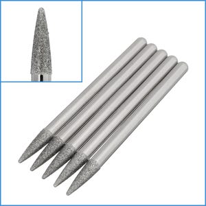 Könnte beinhalten: Ein Satz von fünf silberfarbenen Diamant-Schleifstiften. Jeder Stift hat einen zylindrischen Schaft und einen konischen, strukturierten Schleifkopf. Das Bild enthält auch eine Nahaufnahme des Kopfes eines Stifts.