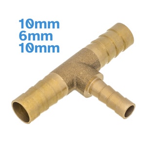 Può includere: Raccordo a T in ottone con tre aperture. Le aperture hanno un diametro di 10 mm, 6 mm e 10 mm.