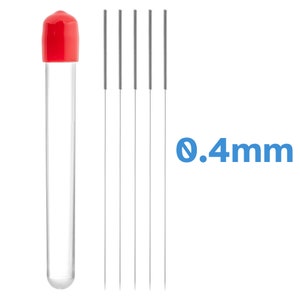 Puede incluir: Un conjunto de cinco agujas finas de color plateado en un tubo de plástico transparente con una tapa roja. Las agujas tienen un diámetro de 0,4 mm.