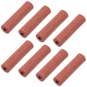 Puede incluir: Ocho tambores de lijado marrones para usar con una herramienta rotativa. Los tambores están hechos de un material abrasivo grueso y están diseñados para lijar y dar forma a la madera, el metal y otros materiales.