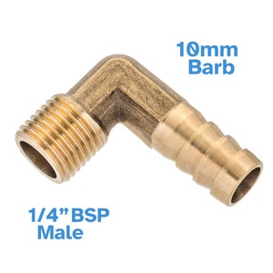 Può includere: Raccordo a gomito in ottone da 1/4" BSP maschio a 10 mm barb. Il raccordo è in ottone e ha una filettatura maschio BSP da 1/4" su un'estremità e una barb da 10 mm sull'altra estremità.