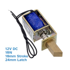 Puede incluir: Una cerradura de puerta eléctrica de 12V DC con un recorrido de 10 mm y un pestillo de 24 mm. La cerradura está hecha de metal y tiene una bobina azul. Viene con un cable negro.