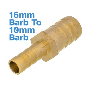 Può includere: Raccordo per tubo flessibile in ottone con il testo "16mm Barb To 10mm Barb" in blu. Il raccordo ha un centro esagonale e creste a gradini per un fissaggio sicuro del tubo. Progettato per collegare tubi di diverse dimensioni.