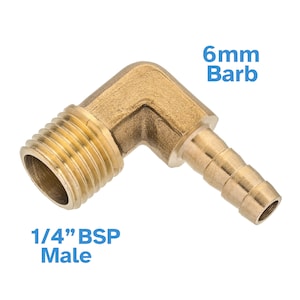 Può includere: Raccordo a gomito in ottone da 1/4" BSP maschio a 6 mm barb. Il raccordo è in ottone e ha una filettatura maschio BSP da 1/4" su un'estremità e una barb da 6 mm sull'altra estremità.