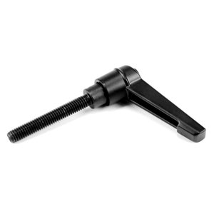 Puede incluir: Una manivela de mano de plástico y metal negro con un eje roscado. La manivela tiene una manija de plástico negro con una ranura para un mejor agarre.