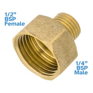Pode incluir: Adaptador de canalização em latão com roscas BSP fêmeas de 1/2 polegada numa extremidade e roscas BSP machos de 1/4 polegada na outra.