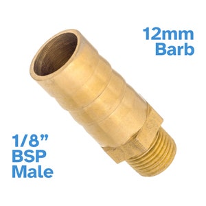 Può includere: Raccordo per tubo in ottone da 1/8" BSP maschio a 12 mm barb. Il raccordo è di colore dorato e ha un'estremità filettata e un'estremità barb.
