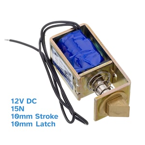 Könnte beinhalten: Ein metallischer Elektromagnet mit einer blauen Spule, Feder und einem Messingverschluss. Das Gerät hat schwarze Drähte und den Text "12V DC, 15N, 10mm Stroke, 10mm Latch".