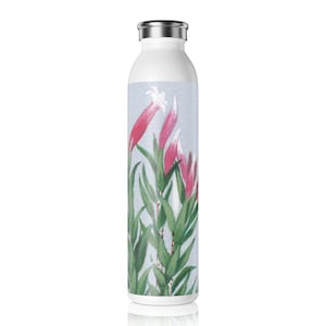 Könnte beinhalten: Eine weiße Wasserflasche aus Edelstahl mit einem floralen Design. Das Design zeigt rosa und weiße Blumen mit grünen Blättern auf hellblauem Hintergrund.