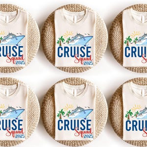 Puede incluir: Seis camisetas blancas con un gr&aacute;fico de un barco de crucero y el texto "CRUISE Squad 2025" impreso en ellas.
