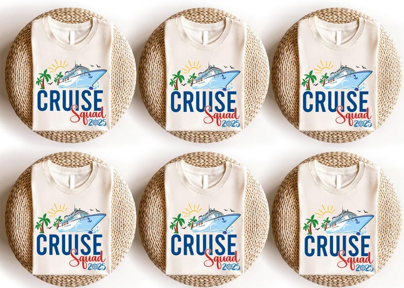 Puede incluir: Seis camisetas blancas con un gr&aacute;fico de un barco de crucero y el texto "CRUISE Squad 2025" impreso en ellas.