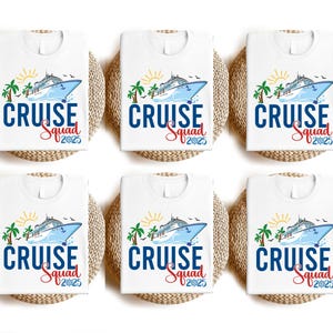 Puede incluir: Seis camisetas blancas con un gr&aacute;fico de un barco de crucero azul y rojo, palmeras y un sol amarillo. El texto "Cruise Squad 2025" est&aacute; impreso en cada camiseta.
