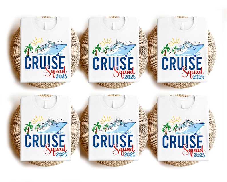 Puede incluir: Seis camisetas blancas con un gr&aacute;fico de un barco de crucero azul y rojo, palmeras y un sol amarillo. El texto "Cruise Squad 2025" est&aacute; impreso en cada camiseta.