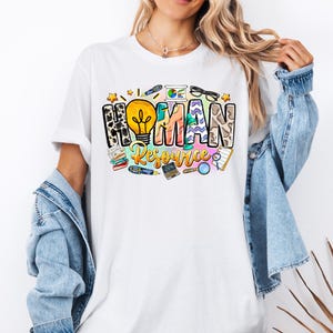 Op de afbeelding: Wit T-shirt met een kleurrijk grafisch ontwerp met de tekst "Human Resource" met een gloeilamp, boeken en andere kantoorbenodigdheden.