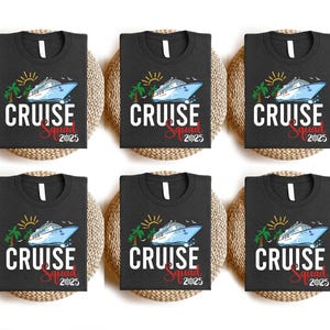 Puede incluir: Seis camisetas negras con un gr&aacute;fico de un barco de crucero blanco y el texto "CRUISE Squad 2025".