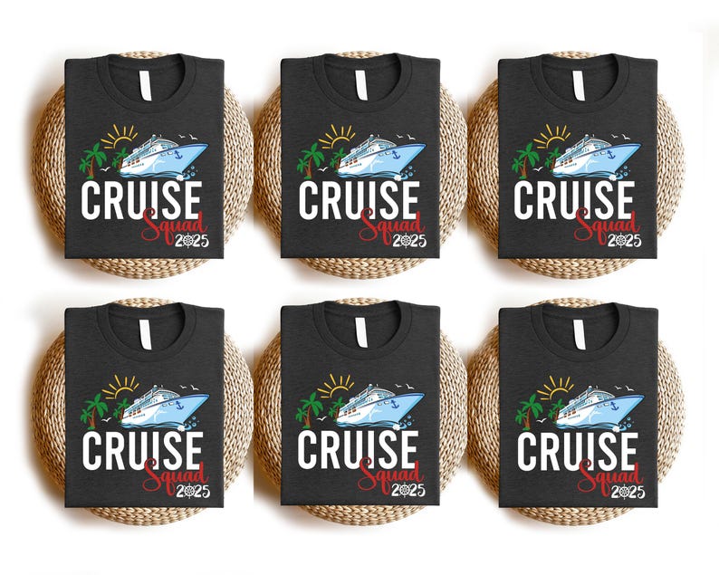 Puede incluir: Seis camisetas negras con un gr&aacute;fico de un barco de crucero blanco y el texto "CRUISE Squad 2025".