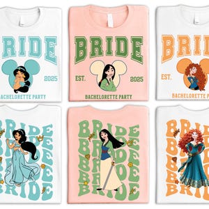 Può includere: Sei magliette bianche con diversi design che presentano principesse Disney. Le magliette hanno la parola "BRIDE" in un font in stile universitario con una silhouette di testa di Topolino. Le principesse presenti sono Jasmine, Mulan e Rapunzel. Le magliette hanno anche il testo "EST. 2025 BACHELORETTE PARTY".