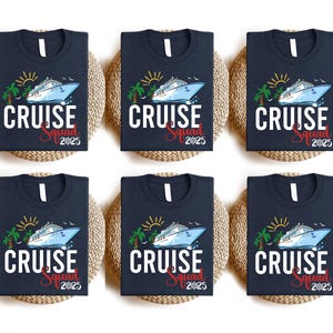 Puede incluir: Seis camisetas azul marino con un gr&aacute;fico de barco de crucero blanco y el texto "CRUISE Squad 2025".