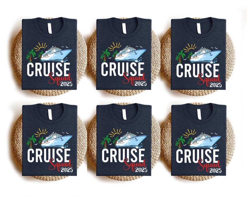 Puede incluir: Seis camisetas azul marino con un gr&aacute;fico de barco de crucero blanco y el texto "CRUISE Squad 2025".