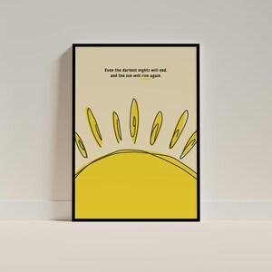 Könnte beinhalten: Eine gelbe Sonne mit schwarzem Umriss und Strahlen auf beigefarbenem Hintergrund. Der Text "Even the darkest nights will end, and the sun will rise again." ist in Schwarz geschrieben.