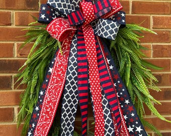 Coroa de flores patriótica com estrelas, listras e vermelho, branco e azul, decoração para o Dia da Memória Americana 2