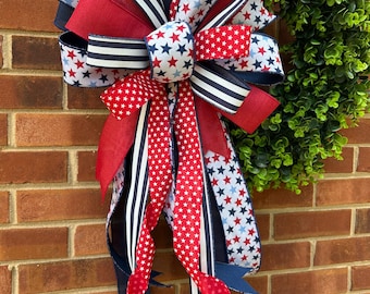 Corona patriótica americana con lazo – Decoración de estrellas y rayas rojas, blancas y azules 1
