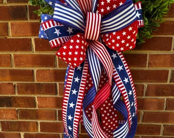 Fiocco patriottico americano con nastro rosso, bianco e blu per decorazione di ghirlande.