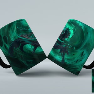 Puede incluir: Una taza de cerámica negra y verde con un gráfico de un personaje de un videojuego. El personaje está de pie en una niebla verde giratoria y sostiene un arma. La taza tiene un asa negra.