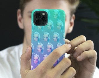 Extraño Barbie Pop Art en degradado turquesa púrpura, funda de teléfono delgada