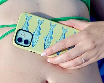 Ilustración de sardinas italianas en una funda de teléfono resistente y brillante de color verde oliva.