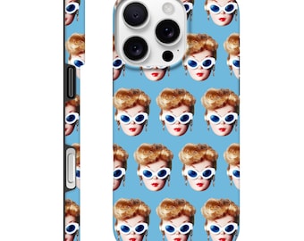 La primera Barbie Pop Art vintage de los años 50 con gafas de sol Diva blancas y pendientes de aro sobre una funda de teléfono resistente, azul y brillante.