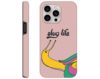 Lindo caracol con forma de babosa sobre una funda de teléfono resistente, brillante y de color beige.