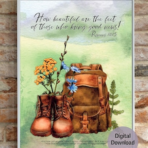 Puede incluir: Una ilustración de acuarela de una mochila de cuero marrón, botas de senderismo y flores silvestres. La cita "¡Qué hermosos son los pies de los que traen buenas nuevas! - Romanos 10:15" está escrita en una fuente cursiva sobre un fondo verde.
