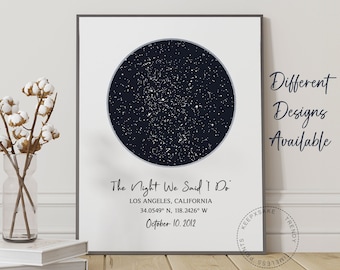 Puede incluir: Una impresión de mapa de estrellas en blanco y negro con el texto "The Night We Said I Do" y la fecha "October 10, 2012". La impresión también incluye la ubicación "Los Ángeles, California" y las coordenadas "34.0549° N, 118.2426° W".