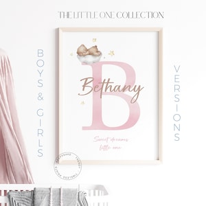 Teddybär-Monogramm-Druck | Schlafende Teddy Wolke Print | Baby Name Druck | Teddy Bär Kinderzimmer Wand Kunst | Blush rosa Kinderzimmer | Neues Baby-Geschenk