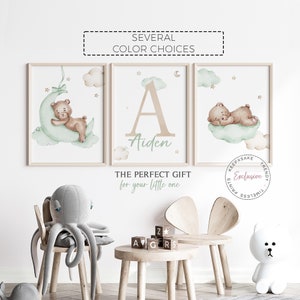 Impresión de oso de peluche color crema lima / Impresión con nombre de bebé / Decoración de oso durmiendo con luna / Impresión de bebé niño / Arte de pared de guardería verde salvia / Decoración de guardería con luna y estrellas