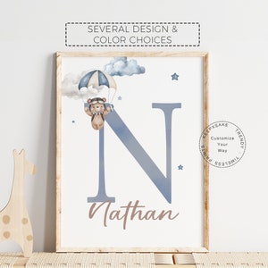 Impression initiale personnalisée prénom bébé garçon | Impression d'avion ours en peluche | Décoration de chambre de bébé bleu marron | Cadeau bébé garçon | Impression de chambre d'enfant de nuage de ballon d'ours