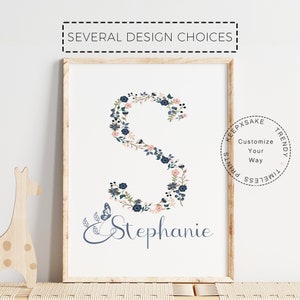 Impressão de nome inicial floral, personalizada | Presente para recém-nascido | Impressão de nome de florista | Decoração de berçário azul e rosa | Impressão de berçário floral rosa