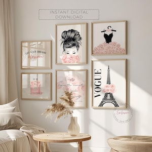 Puede incluir: Conjunto de seis impresiones de arte de pared imprimibles con ilustraciones en rosa y negro con citas sobre la belleza, la moda y los sueños. Las impresiones incluyen una mujer con un moño, un vestido con rosas rosas, un frasco de perfume, una cita sobre la belleza, la Torre Eiffel y la palabra "Vogue".