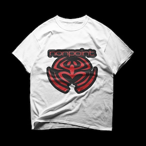 Op de afbeelding: Wit T-shirt met de bandnaam "nonpoint" in een zwart-rood ontwerp. De afbeelding bevat een gestileerd embleem in rood en zwart. Het shirt is gemaakt van een zacht, comfortabel materiaal.