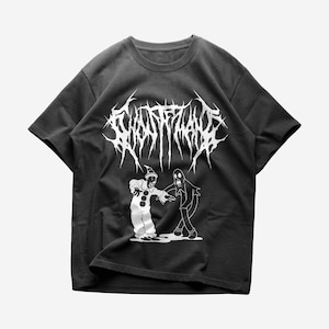 Puede incluir: Camiseta gris oscuro con un gráfico blanco. El gráfico presenta la palabra "NIGHTMARE" en una fuente puntiaguda sobre un payaso y un fantasma de dibujos animados. El payaso lleva un traje de lunares y el fantasma está en una sábana. La camiseta es de cuello redondo.