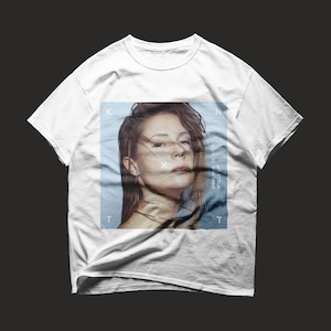 Può includere: T-shirt bianco con un ritratto di donna e la scritta "KNTT" e "CHARLOTTE DE WITTE APOLLO EP". L'immagine ha uno sfondo blu e la scritta "SDW-017".