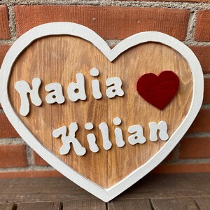 Cartel en forma de corazón fabricado a mano con madera reciclada.