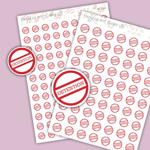 Peut inclure: Deux feuilles d'autocollants ronds "DETENTION" rouges et blancs. Les autocollants sont ronds et ont une bordure rouge avec du texte blanc. Les feuilles sont imprimées avec un motif de petits cercles rouges.