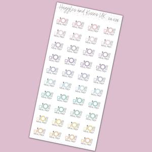 Pu&ograve; includere: Un foglio di 36 adesivi colorati con un design di piatto e forchetta. Ogni adesivo dice "Preparazione dei pasti" in testo nero.
